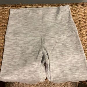 Size 6 gently used lululemon wunder under scalloped leggings